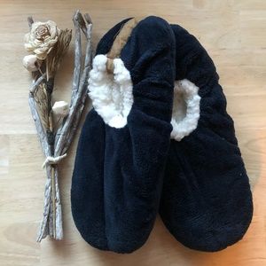 Black fuzzy slippers